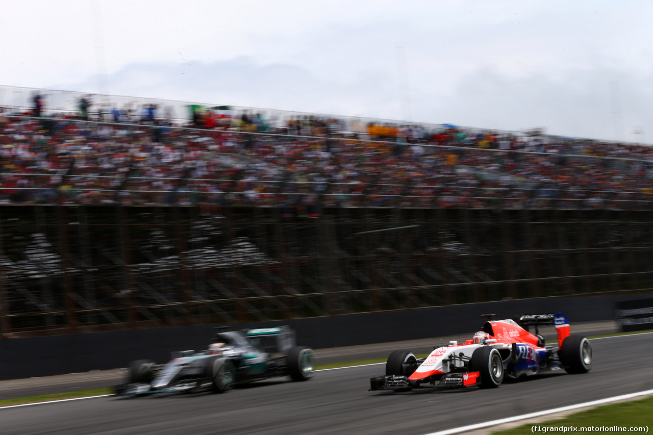 GP BRASILE, 15.11.2015 - Gara, Lewis Hamilton (GBR) Mercedes AMG F1 W06 e William Stevens (GBR) Manor Marussia F1 Team