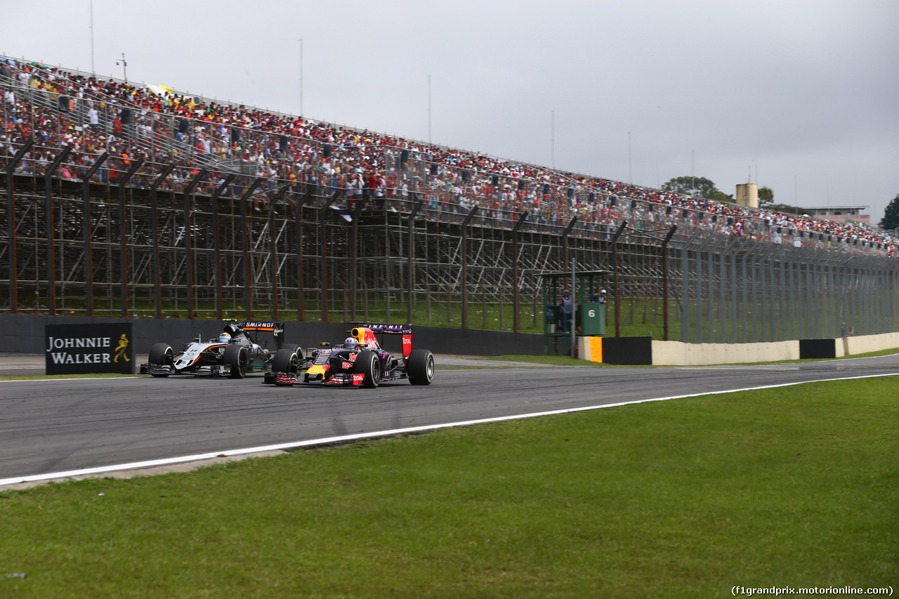 GP BRASILE, 15.11.2015 - Gara, Sergio Perez (MEX) Sahara Force India F1 VJM08 e Daniel Ricciardo (AUS) Red Bull Racing RB11