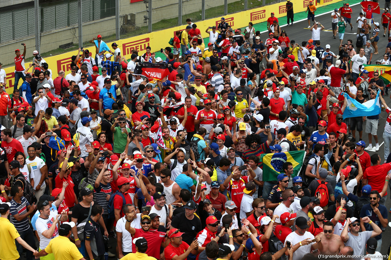 GP BRASILE, 15.11.2015 - Gara, Fans on the track after the end of the race.