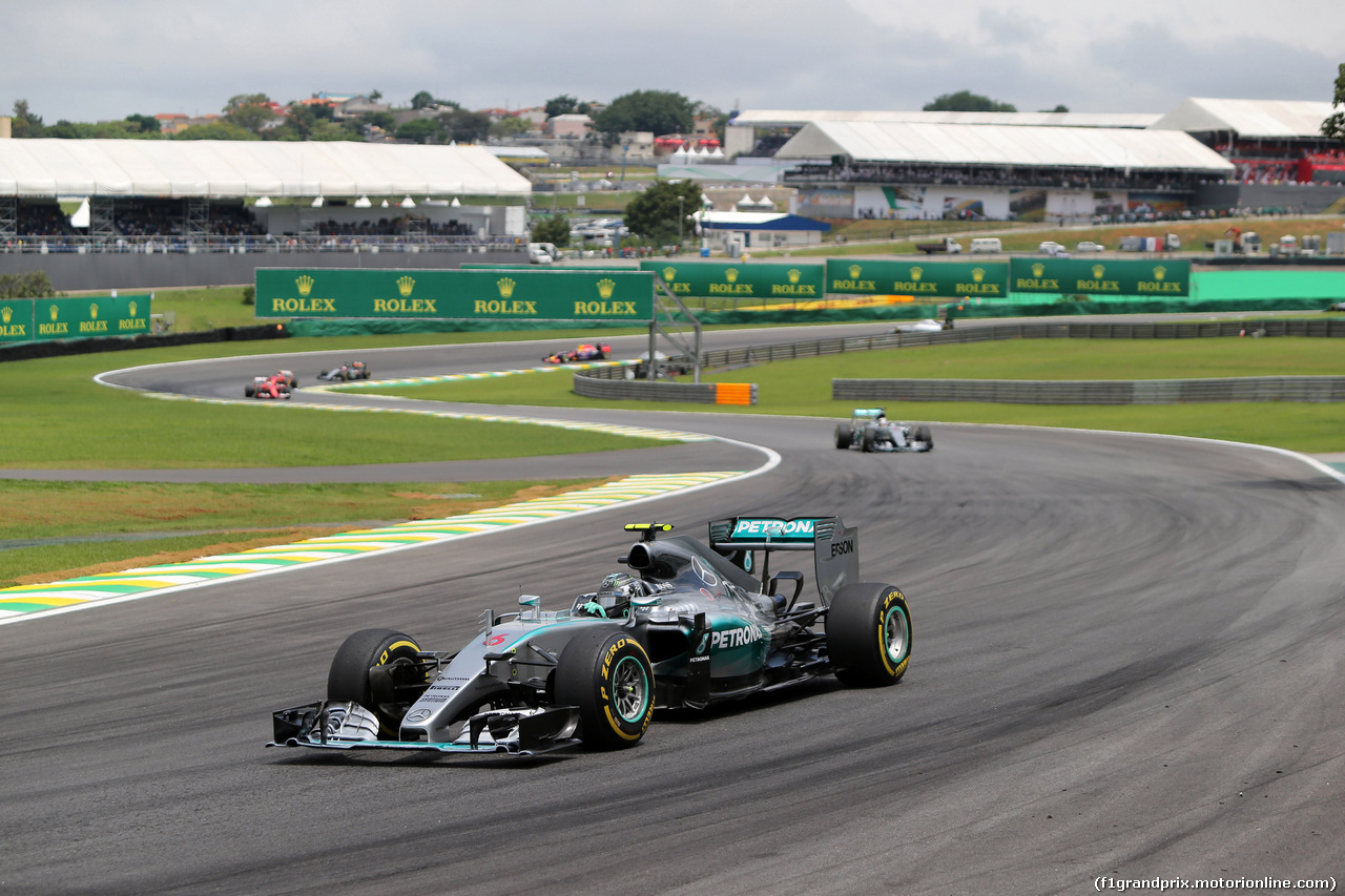 GP BRASILE, 15.11.2015 - Gara, Nico Rosberg (GER) Mercedes AMG F1 W06 davanti a Lewis Hamilton (GBR) Mercedes AMG F1 W06