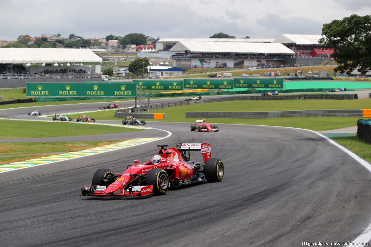 GP BRASILE, 15.11.2015 - Gara, Sebastian Vettel (GER) Ferrari SF15-T davanti a Kimi Raikkonen (FIN) Ferrari SF15-T