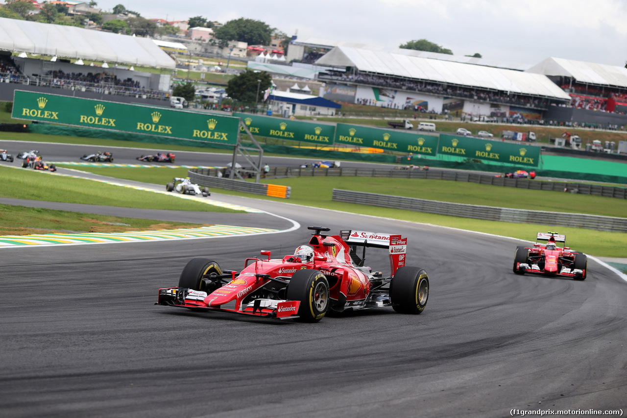 GP BRASILE, 15.11.2015 - Gara, Sebastian Vettel (GER) Ferrari SF15-T davanti a Kimi Raikkonen (FIN) Ferrari SF15-T