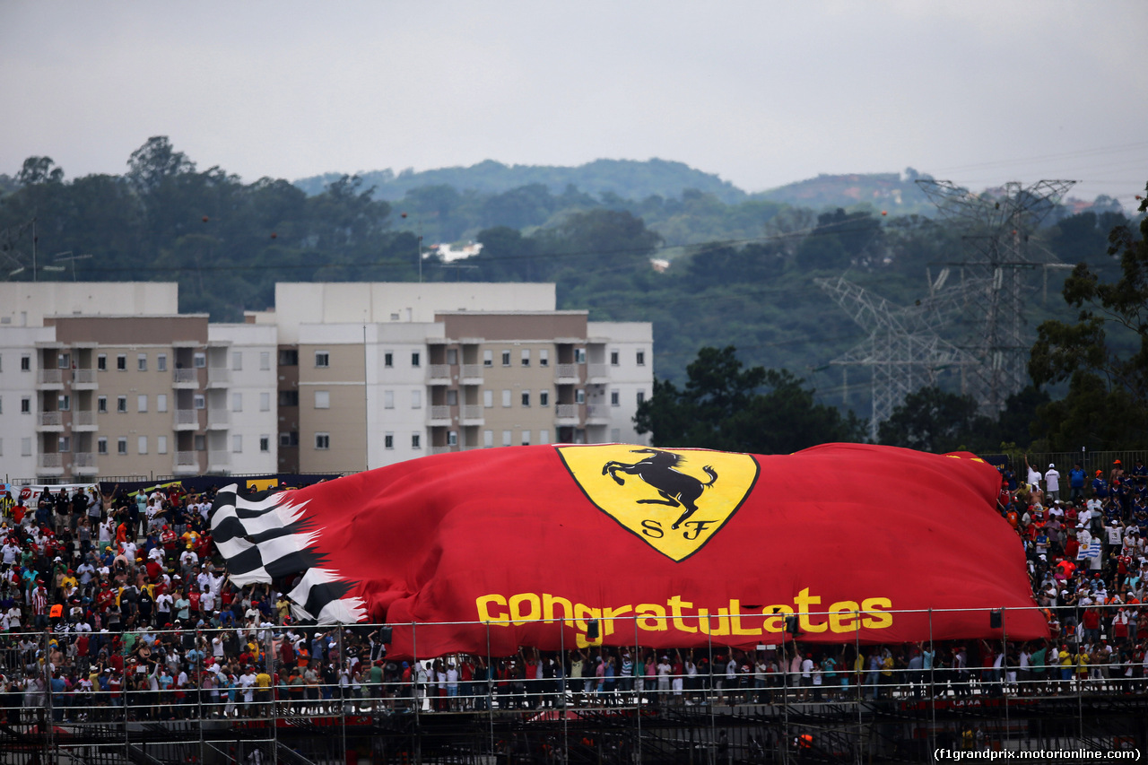 GP BRASILE, 15.11.2015 - Gara, Fans with Ferrari flag