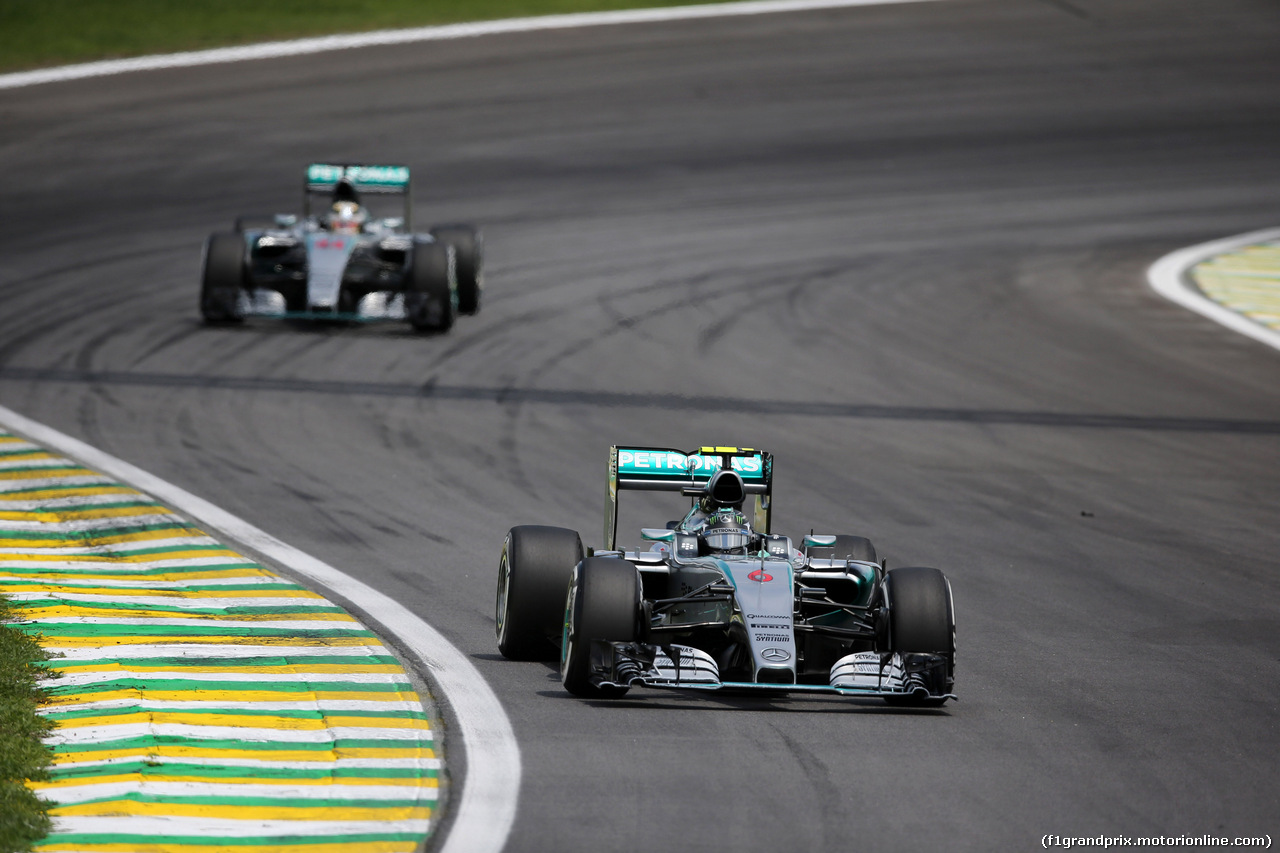 GP BRASILE, 15.11.2015 - Gara, Nico Rosberg (GER) Mercedes AMG F1 W06 davanti a Lewis Hamilton (GBR) Mercedes AMG F1 W06