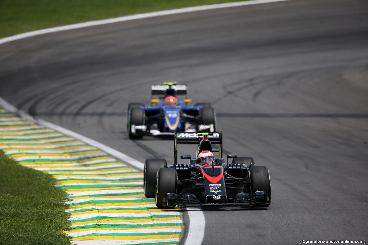 GP BRASILE, 15.11.2015 - Gara, Jenson Button (GBR)  McLaren Honda MP4-30. davanti a Felipe Nasr (BRA) Sauber C34