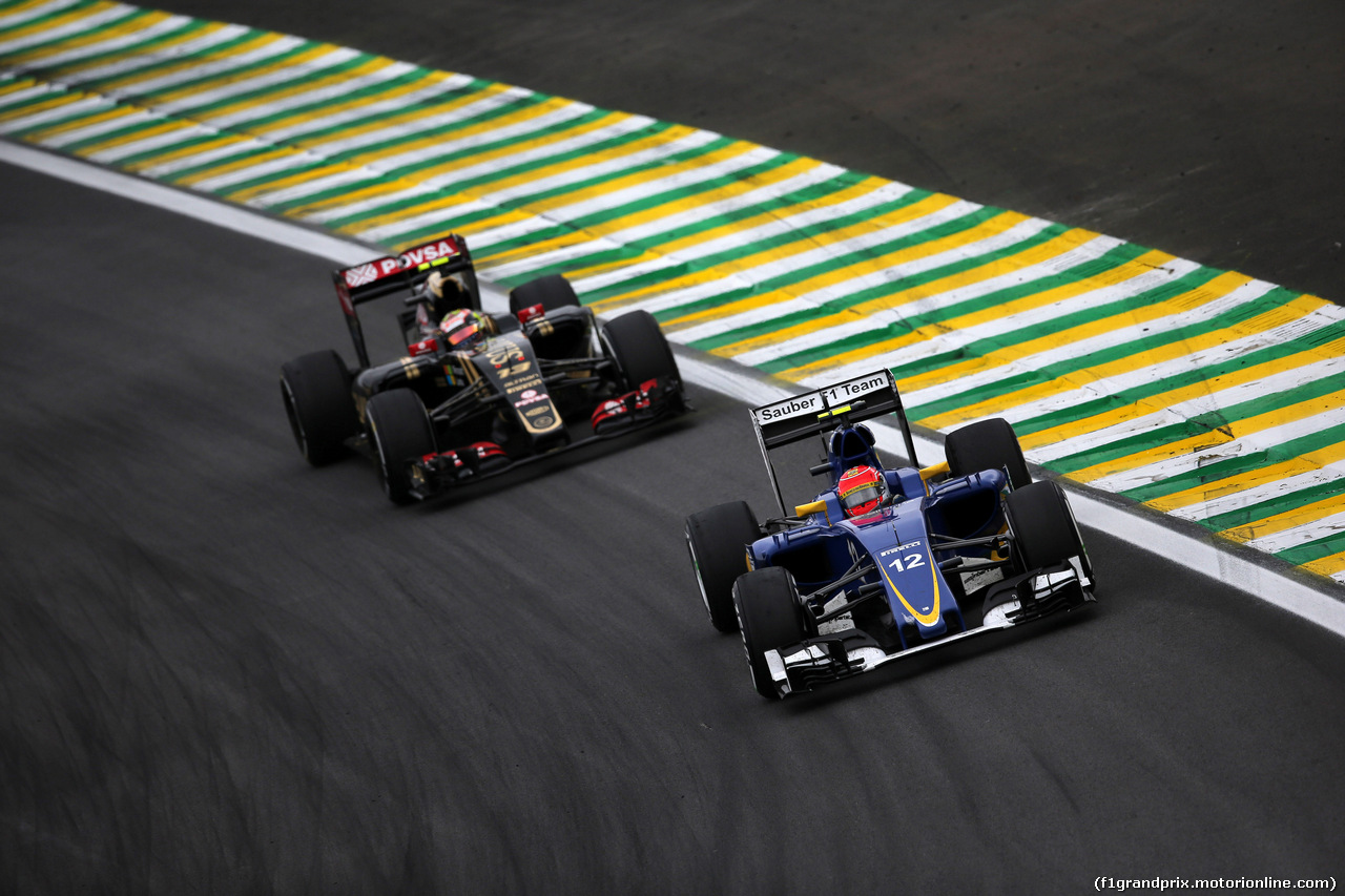 GP BRASILE, 15.11.2015 - Gara, Pastor Maldonado (VEN) Lotus F1 Team E23 e Felipe Nasr (BRA) Sauber C34