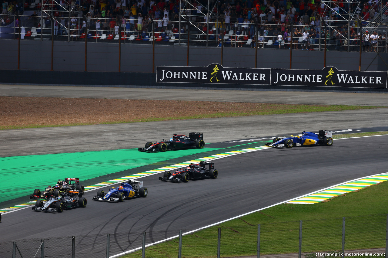 GP BRASILE, 15.11.2015 - Gara, Fernando Alonso (ESP) McLaren Honda MP4-30 e Marcus Ericsson (SUE) Sauber C34 off track