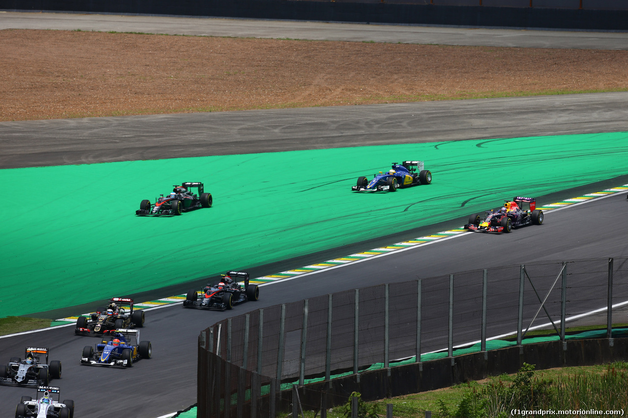 GP BRASILE, 15.11.2015 - Gara, Fernando Alonso (ESP) McLaren Honda MP4-30 e Marcus Ericsson (SUE) Sauber C34 off track