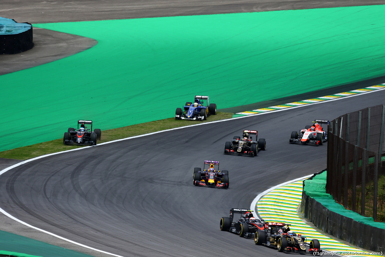 GP BRASILE, 15.11.2015 - Gara, Fernando Alonso (ESP) McLaren Honda MP4-30 e Marcus Ericsson (SUE) Sauber C34 off track