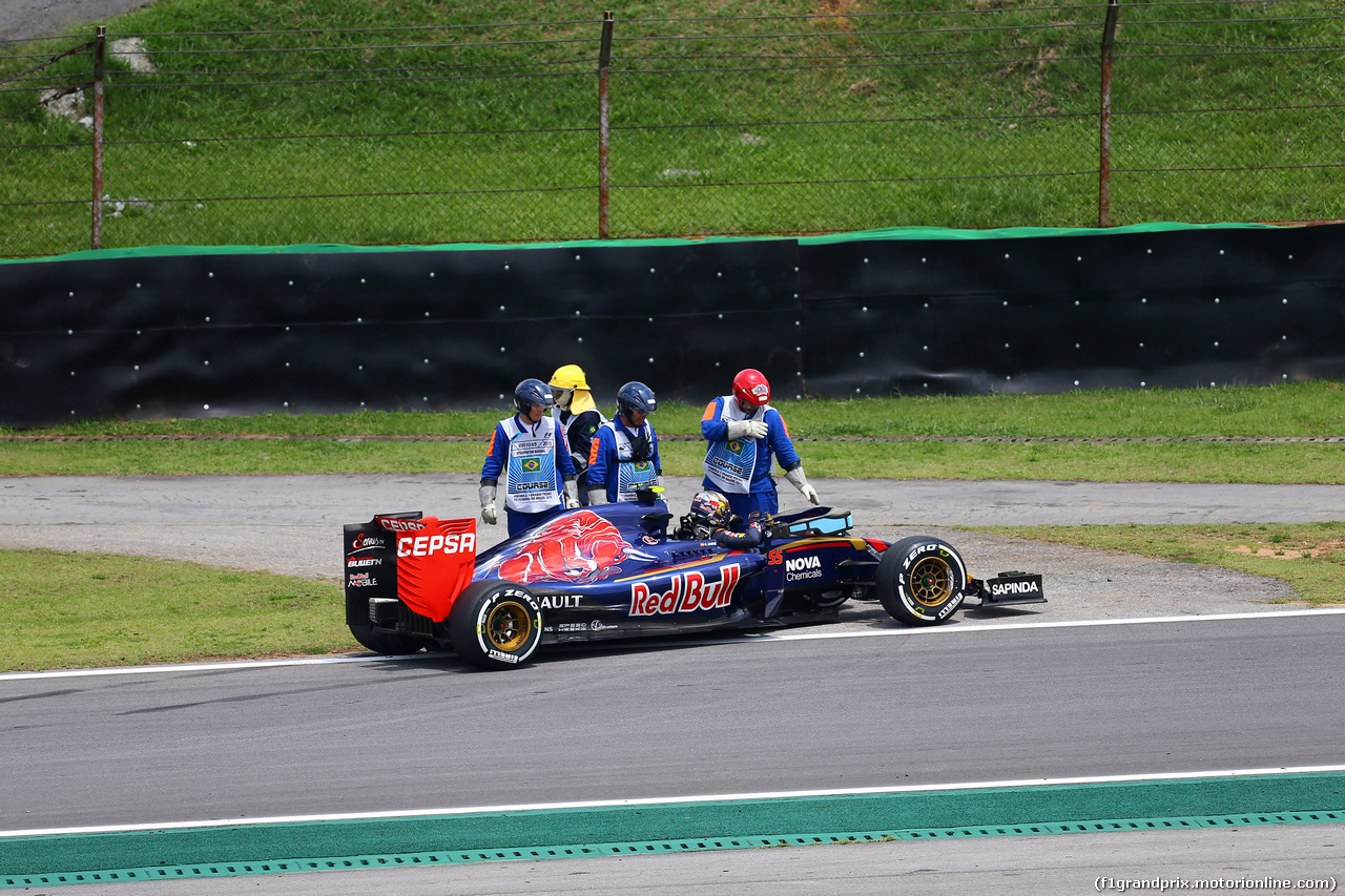 GP BRASILE, 15.11.2015 - Gara, Carlos Sainz Jr (ESP) Scuderia Toro Rosso STR10 retires from the race