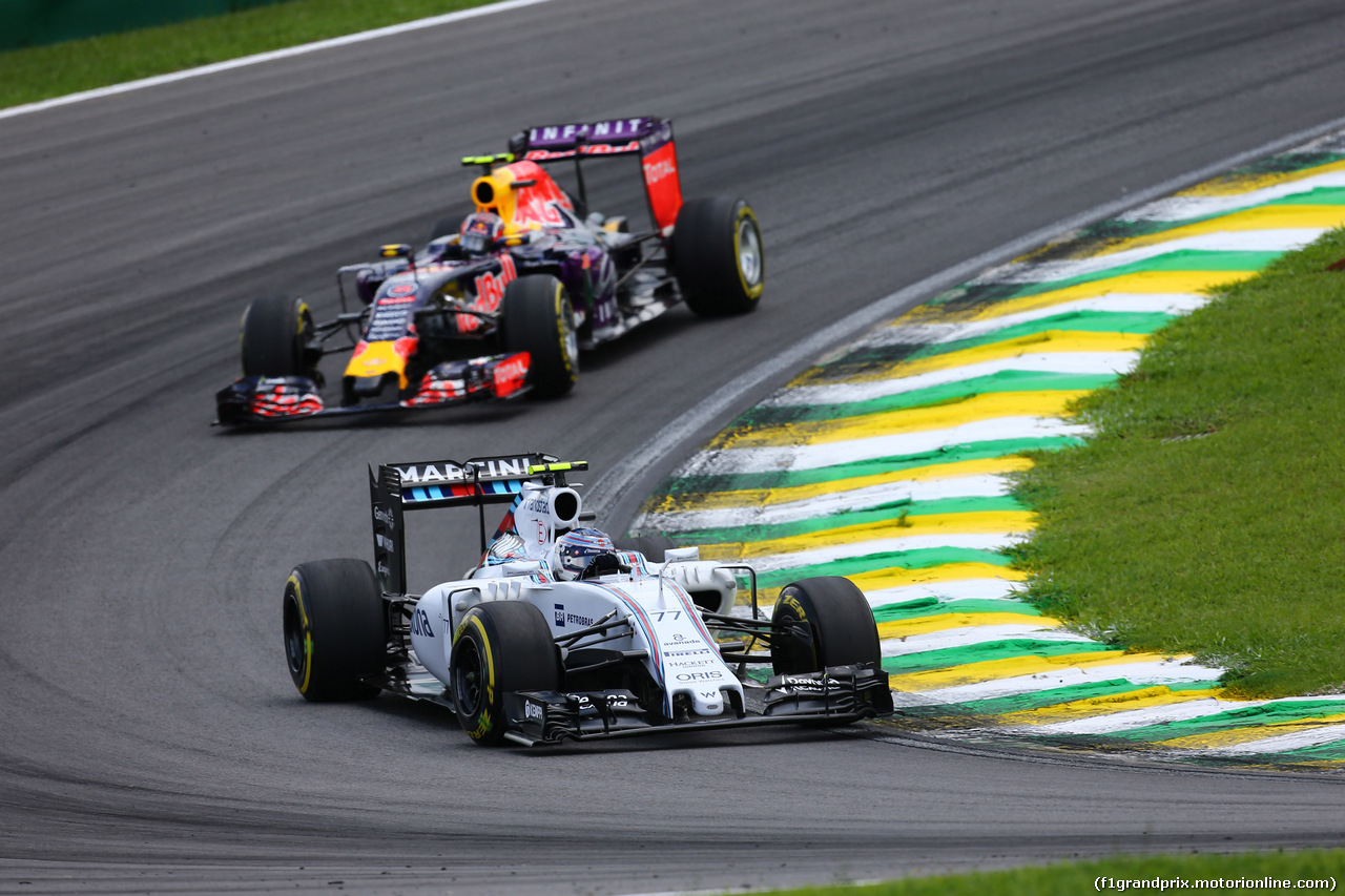 GP BRASILE, 15.11.2015 - Gara, Valtteri Bottas (FIN) Williams F1 Team FW37 davanti a Daniil Kvyat (RUS) Red Bull Racing RB11