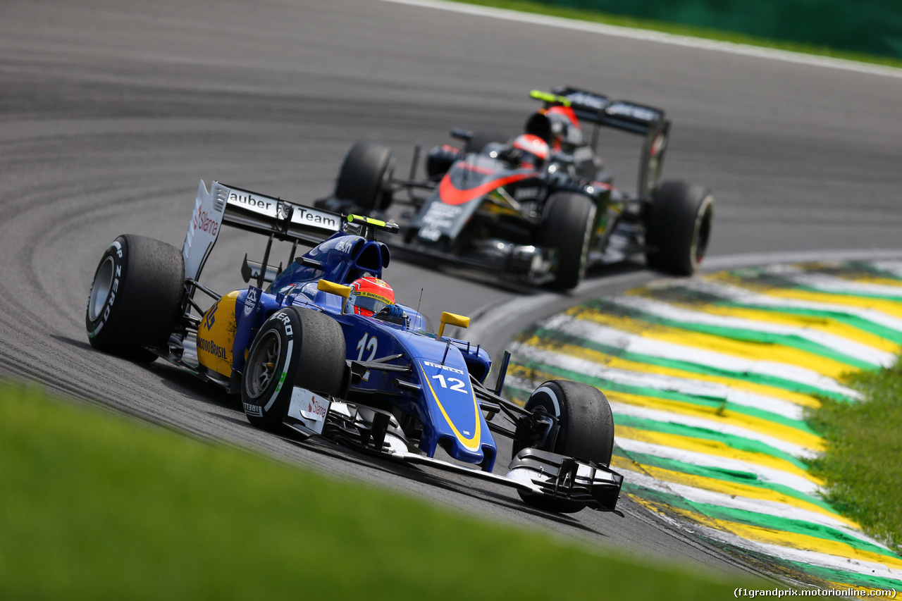 GP BRASILE, 15.11.2015 - Gara, Felipe Nasr (BRA) Sauber C34 davanti a Jenson Button (GBR)  McLaren Honda MP4-30.