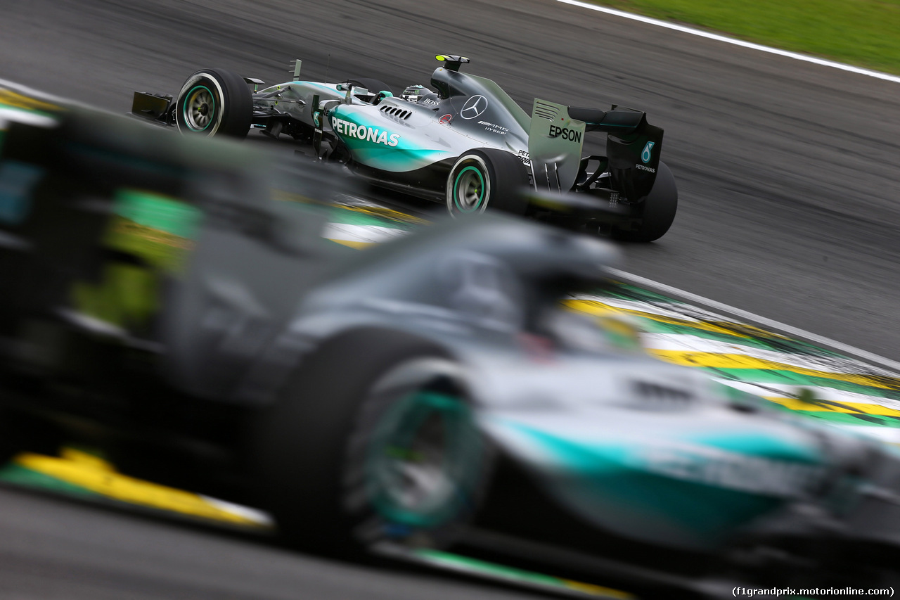 GP BRASILE, 15.11.2015 - Gara, Nico Rosberg (GER) Mercedes AMG F1 W06 davanti a Lewis Hamilton (GBR) Mercedes AMG F1 W06
