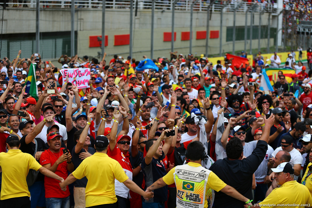GP BRASILE, 15.11.2015 - Gara, Fans on the track after the end of the race