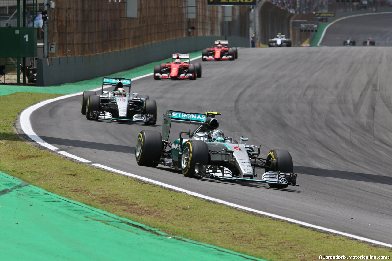 GP BRASILE, 15.11.2015 - Gara, Nico Rosberg (GER) Mercedes AMG F1 W06 davanti a Lewis Hamilton (GBR) Mercedes AMG F1 W06