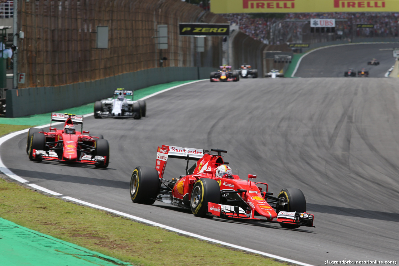 GP BRASILE, 15.11.2015 - Gara, Sebastian Vettel (GER) Ferrari SF15-T davanti a Kimi Raikkonen (FIN) Ferrari SF15-T