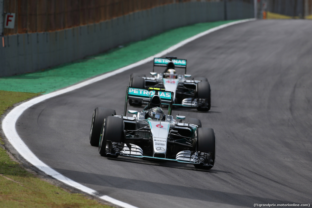 GP BRASILE, 15.11.2015 - Gara, Nico Rosberg (GER) Mercedes AMG F1 W06 davanti a Lewis Hamilton (GBR) Mercedes AMG F1 W06