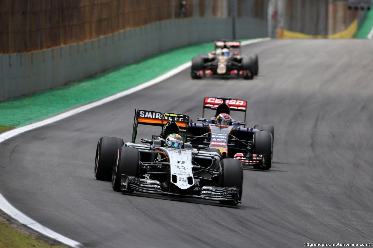 GP BRASILE, 15.11.2015 - Gara, Sergio Perez (MEX) Sahara Force India F1 VJM08 e Max Verstappen (NED) Scuderia Toro Rosso STR10