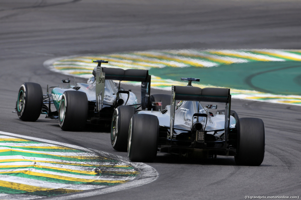 GP BRASILE, 15.11.2015 - Gara, Nico Rosberg (GER) Mercedes AMG F1 W06 davanti a Lewis Hamilton (GBR) Mercedes AMG F1 W06