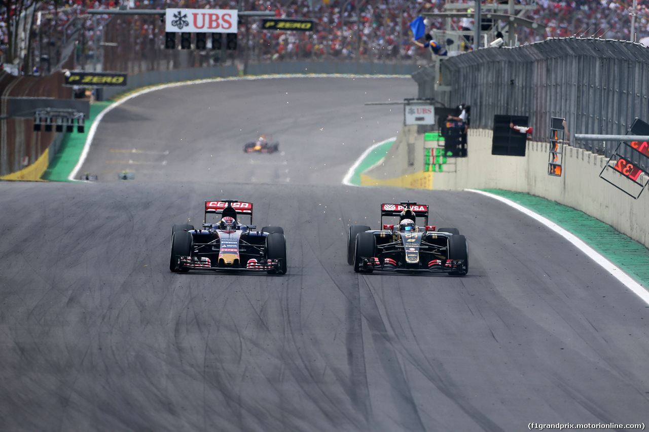 GP BRASILE, 15.11.2015 - Gara, Max Verstappen (NED) Scuderia Toro Rosso STR10 e Romain Grosjean (FRA) Lotus F1 Team E23