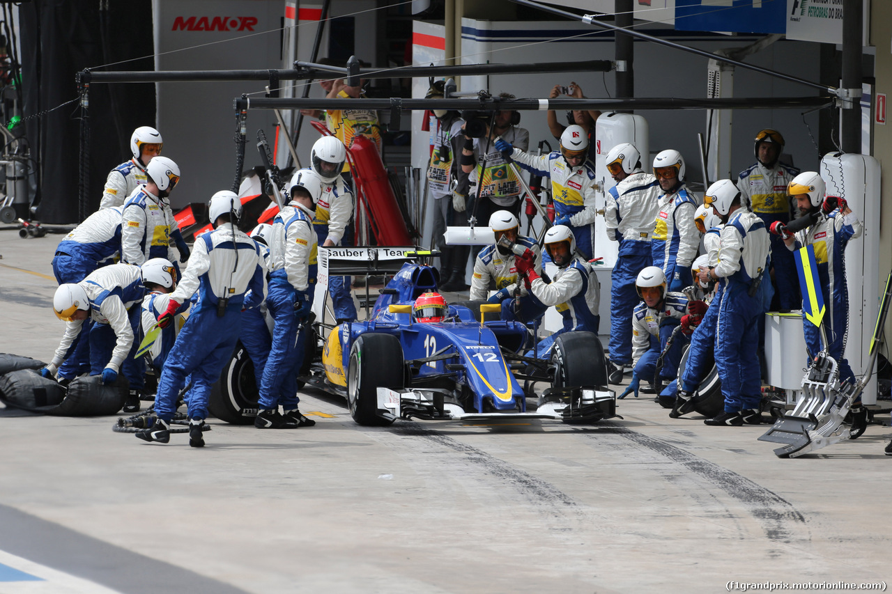 GP BRASILE, 15.11.2015 - Gara, Pit stop, Felipe Nasr (BRA) Sauber C34