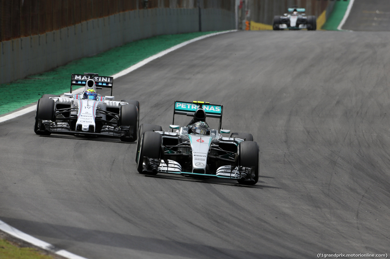 GP BRASILE, 15.11.2015 - Gara, Nico Rosberg (GER) Mercedes AMG F1 W06 e Felipe Massa (BRA) Williams F1 Team FW37