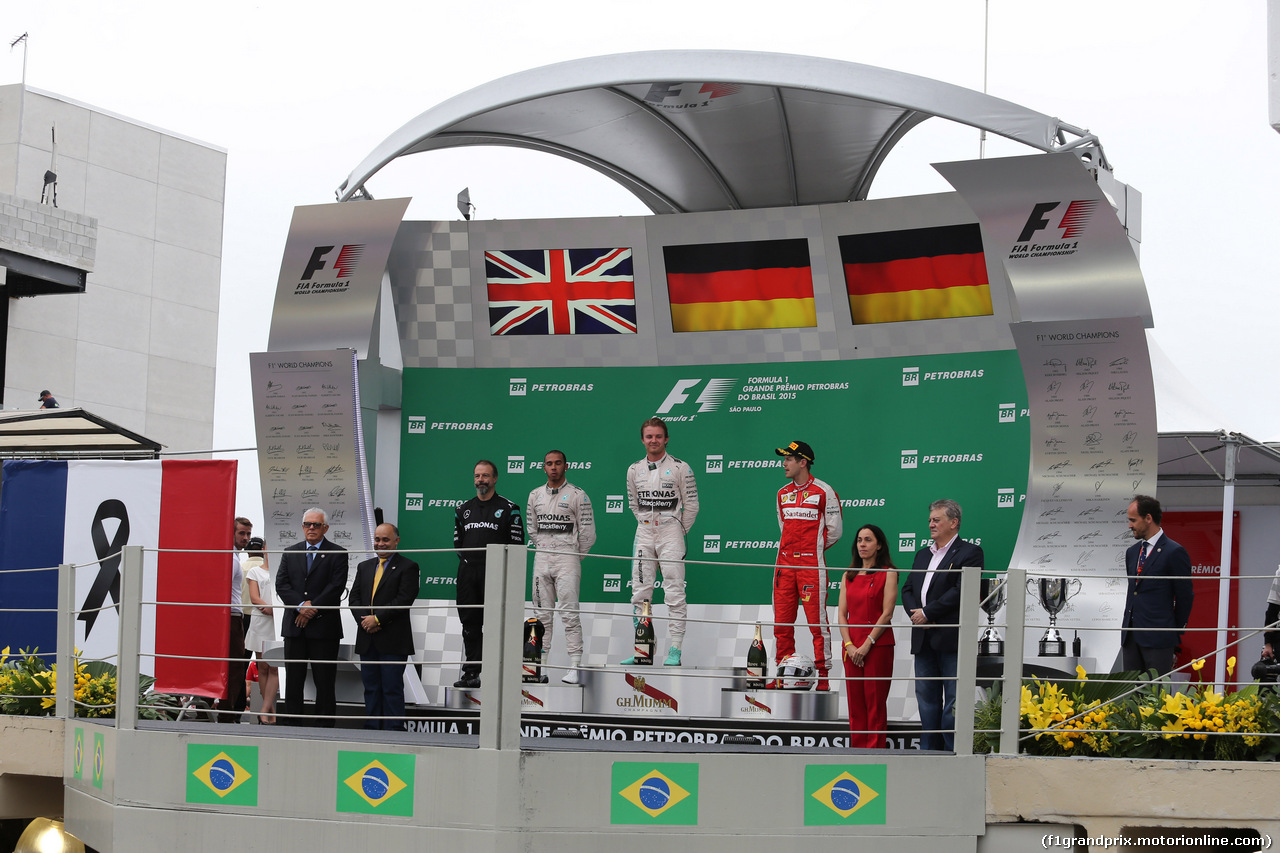 GP BRASILE, 15.11.2015 - Gara, 1st position Nico Rosberg (GER) Mercedes AMG F1 W06, secondo Lewis Hamilton (GBR) Mercedes AMG F1 W06 e terzo Sebastian Vettel (GER) Ferrari SF15-T