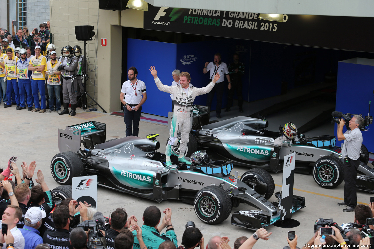 GP BRASILE, 15.11.2015 - Gara, Nico Rosberg (GER) Mercedes AMG F1 W06 vincitore