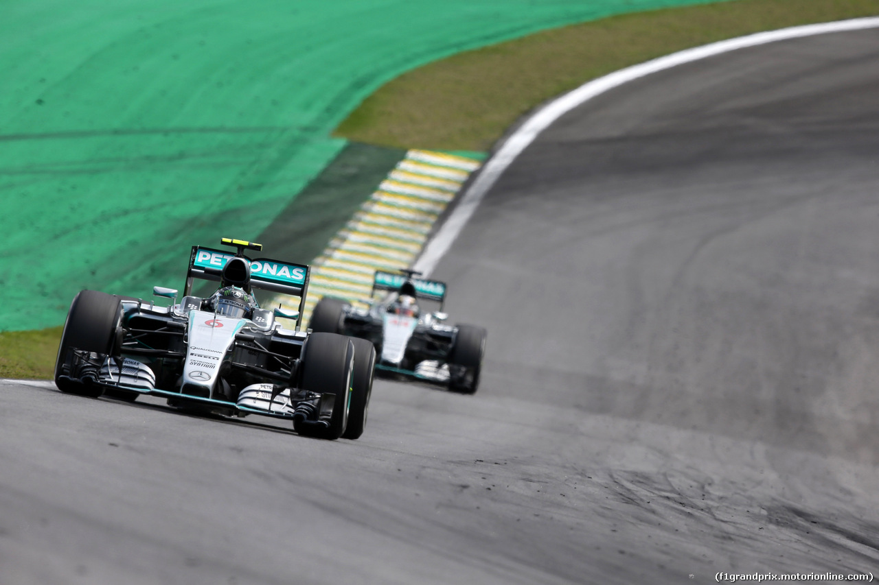 GP BRASILE, 15.11.2015 - Gara, Nico Rosberg (GER) Mercedes AMG F1 W06 davanti a Lewis Hamilton (GBR) Mercedes AMG F1 W06