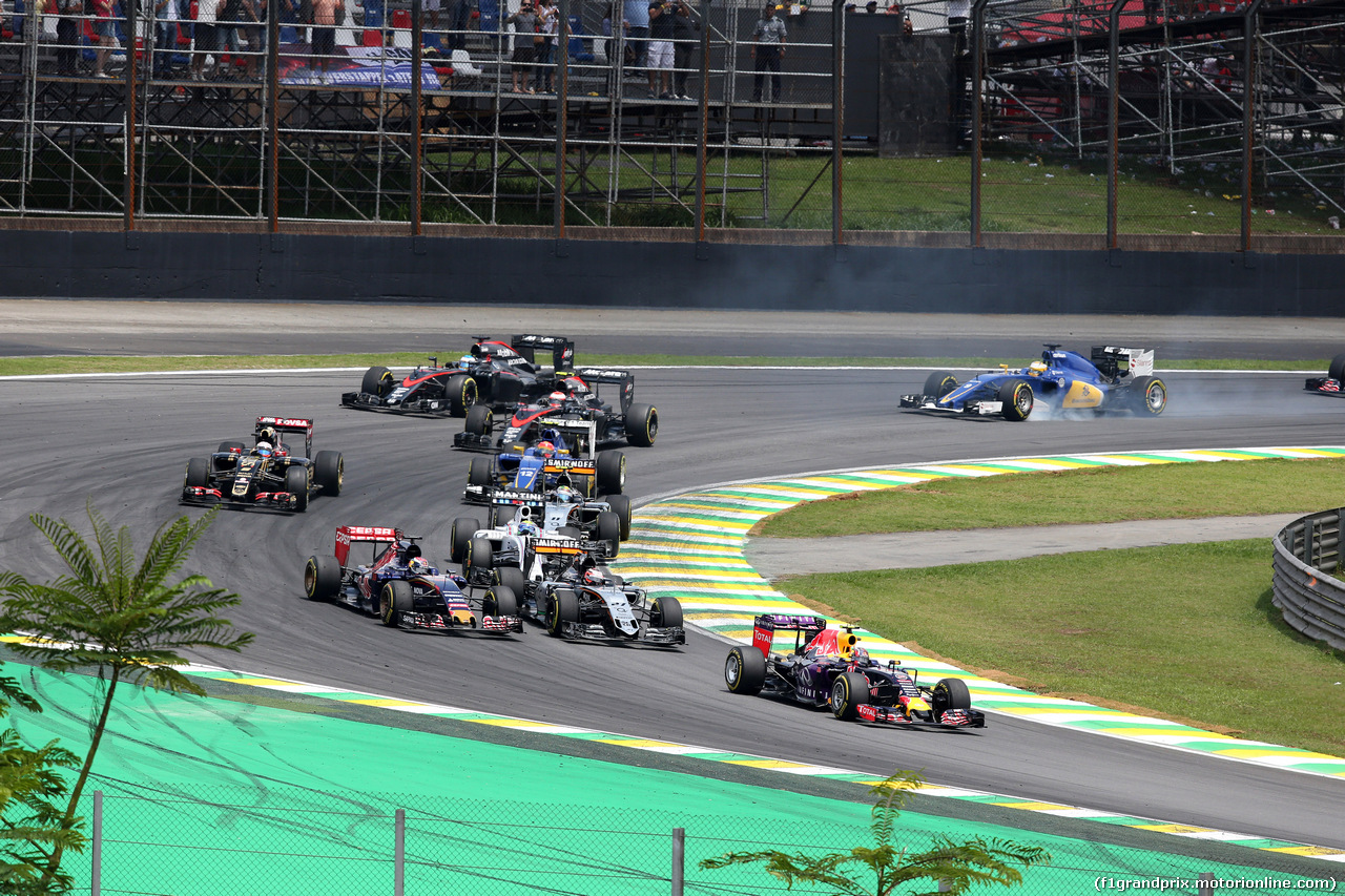 GP BRASILE, 15.11.2015 - Gara, Start of the race, Daniil Kvyat (RUS) Red Bull Racing RB11