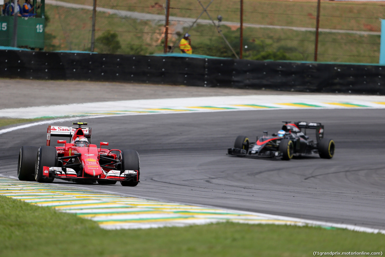 GP BRASILE, 15.11.2015 - Gara, Kimi Raikkonen (FIN) Ferrari SF15-T e Fernando Alonso (ESP) McLaren Honda MP4-30