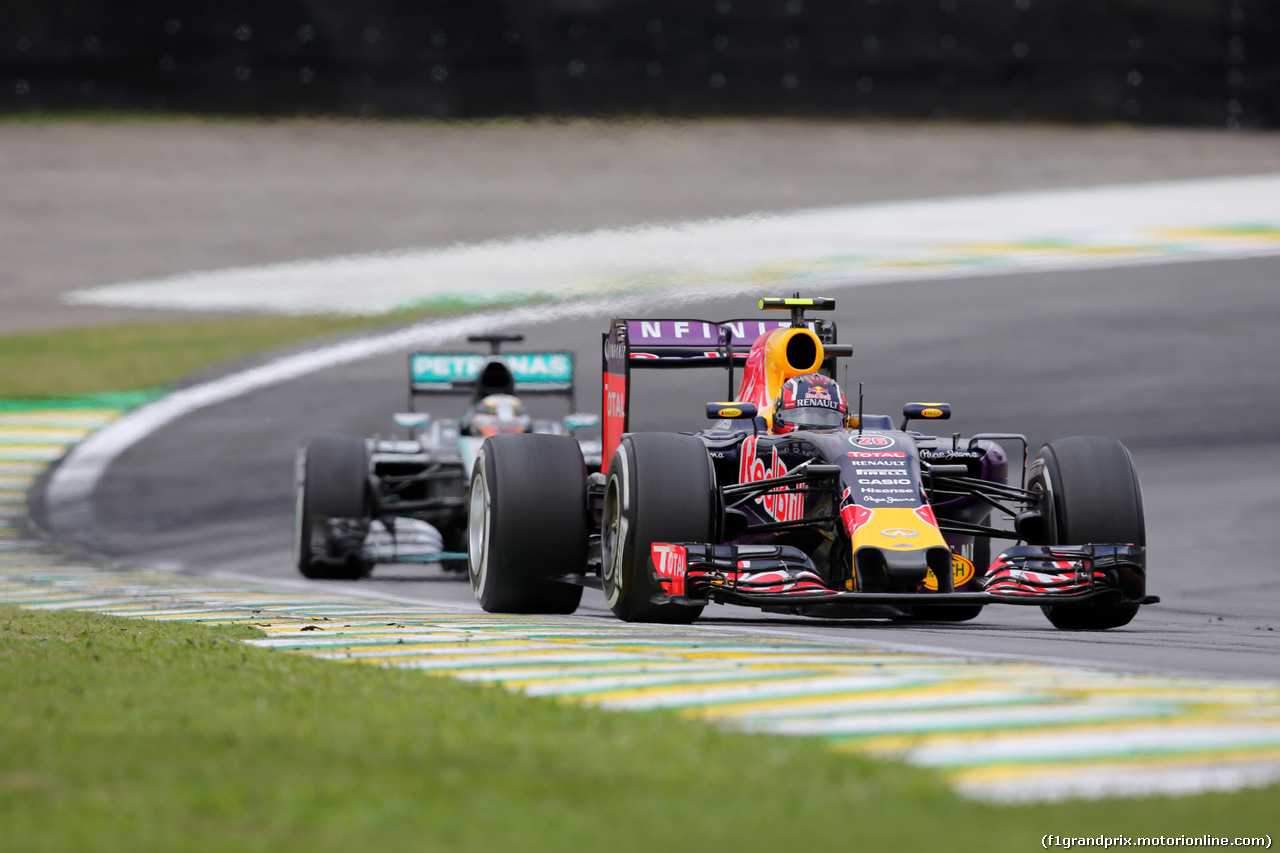 GP BRASILE, 15.11.2015 - Gara, Daniil Kvyat (RUS) Red Bull Racing RB11 davanti a Lewis Hamilton (GBR) Mercedes AMG F1 W06