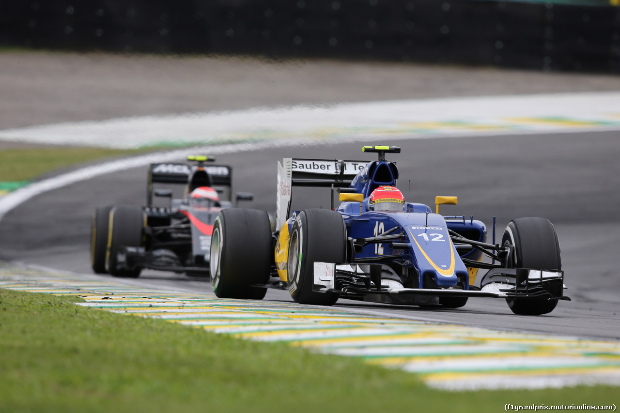 GP BRASILE, 15.11.2015 - Gara, Felipe Nasr (BRA) Sauber C34 davanti a Jenson Button (GBR)  McLaren Honda MP4-30.