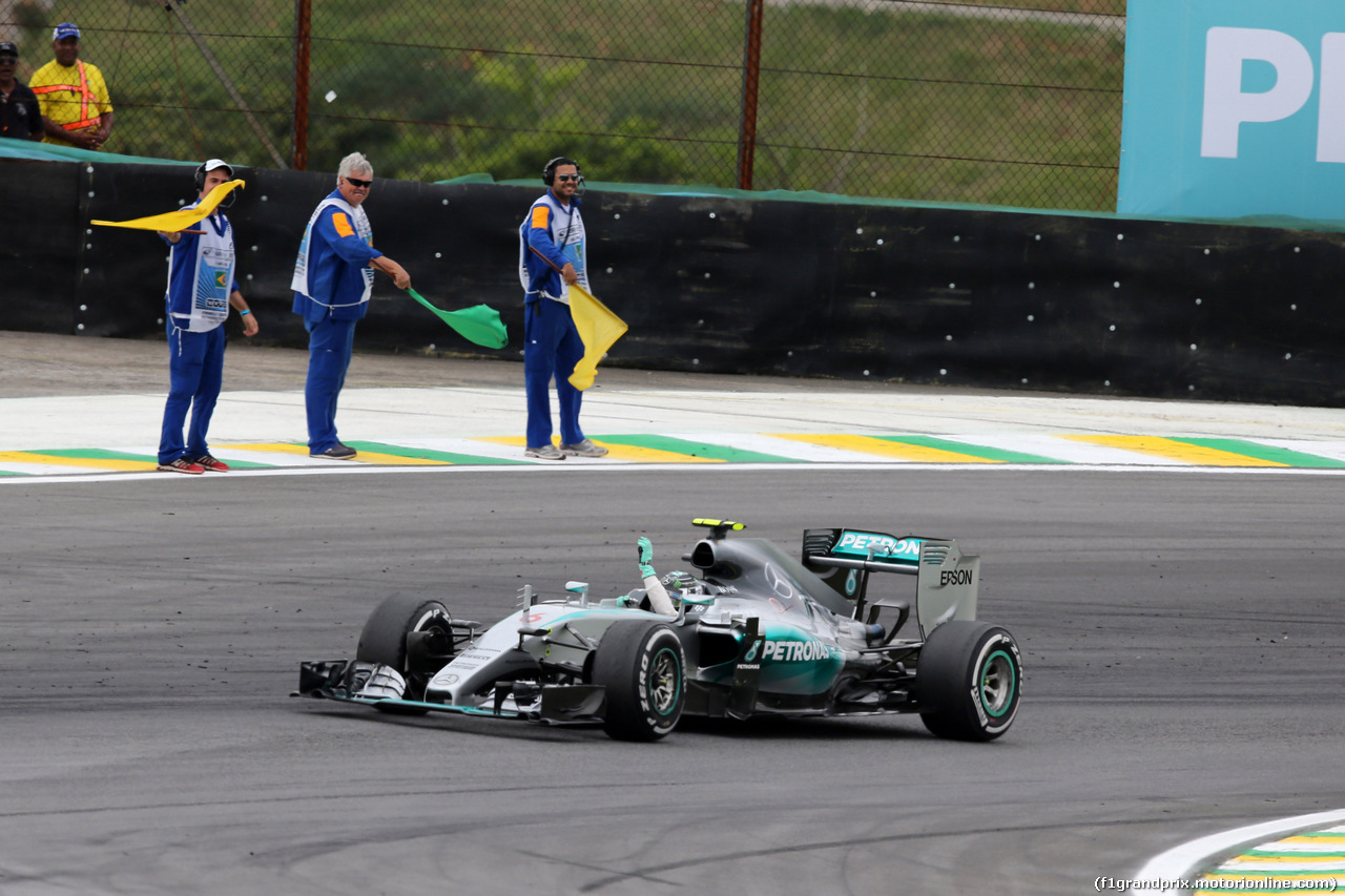 GP BRASILE, 15.11.2015 - Gara, Nico Rosberg (GER) Mercedes AMG F1 W06 waves to the fans