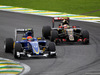 GP BRASILE, 15.11.2015 - Gara, Felipe Nasr (BRA) Sauber C34 e Pastor Maldonado (VEN) Lotus F1 Team E23