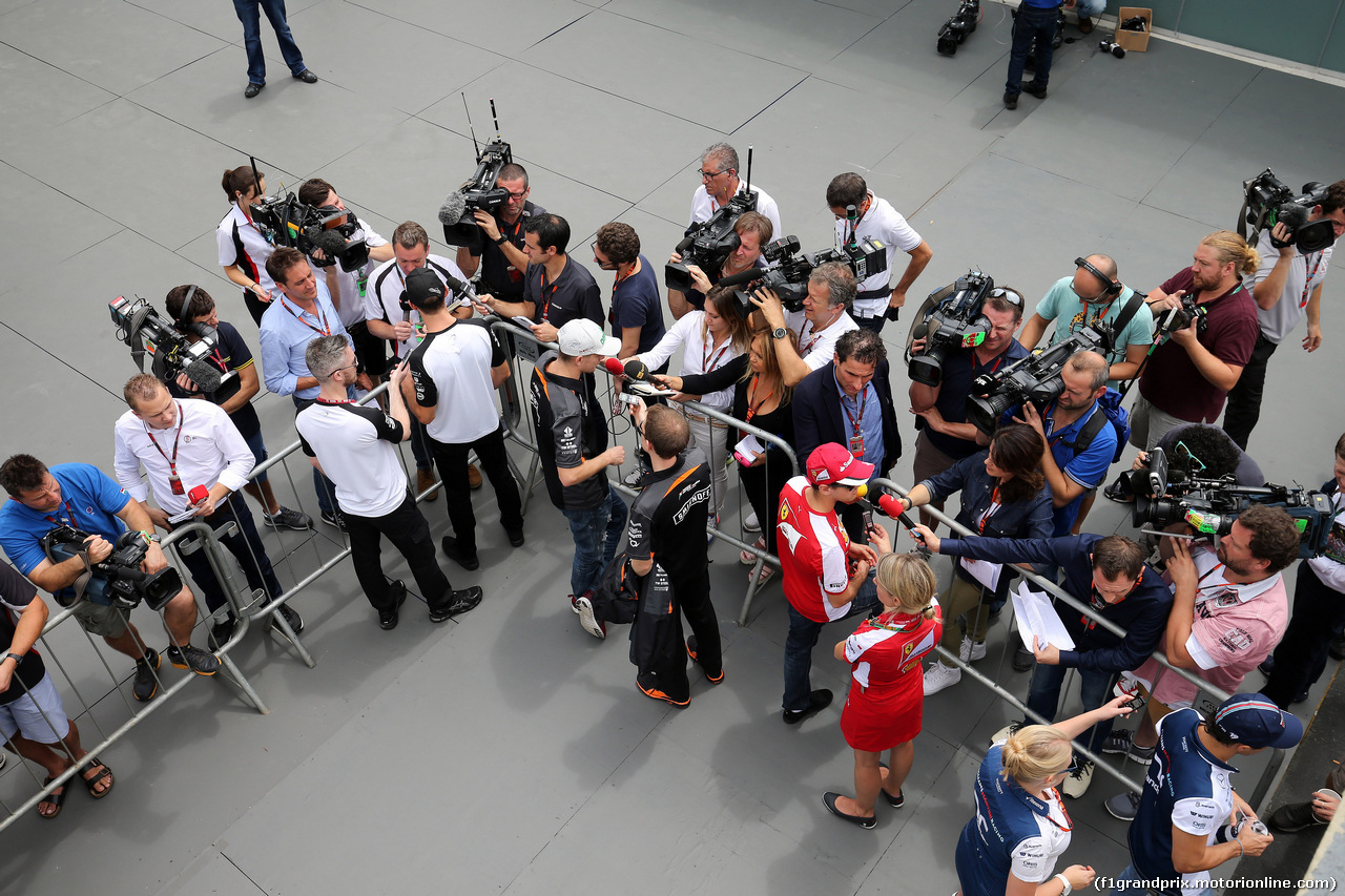 GP BRASILE, 12.11.2015 - Jenson Button (GBR)  McLaren Honda MP4-30, Nico Hulkenberg (GER) Sahara Force India F1 VJM08 e Sebastian Vettel (GER) Ferrari SF15-T