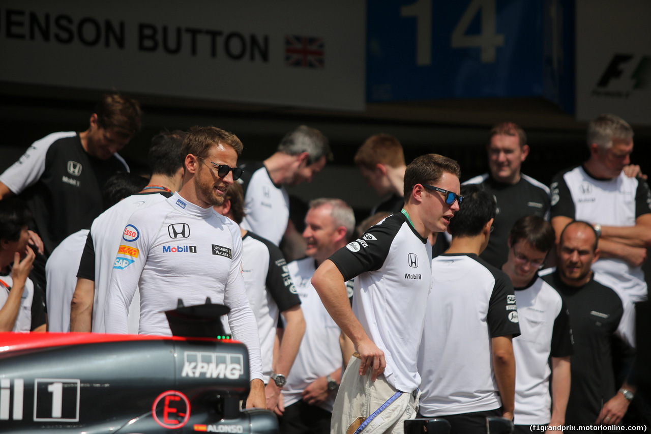 GP BRASILE, 12.11.2015 - Mclarem team photograph, Jenson Button (GBR)  McLaren Honda MP4-30 e Stoffel Vandoorne (BEL) Third driver, Mclaren Honda