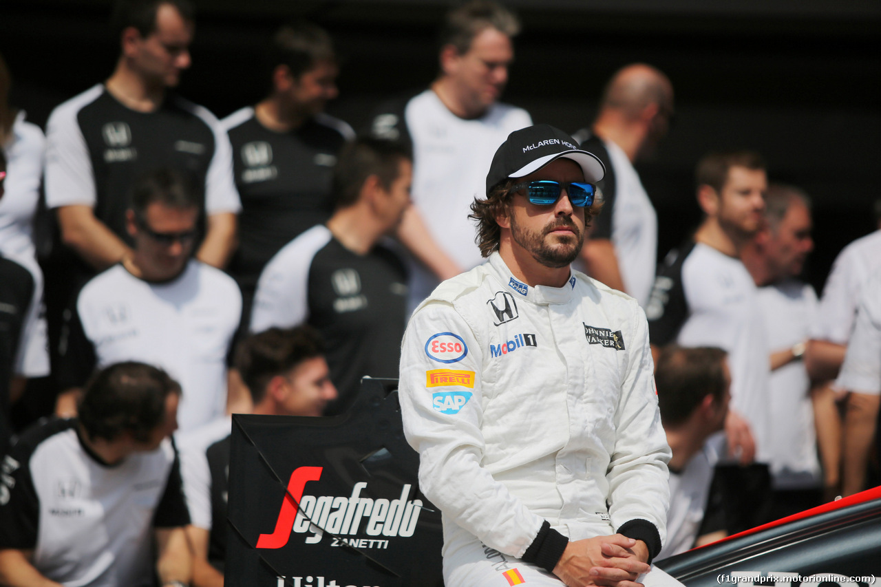 GP BRASILE, 12.11.2015 - Mclarem team photograph, Fernando Alonso (ESP) McLaren Honda MP4-30