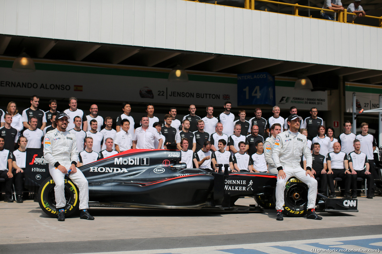 GP BRASILE, 12.11.2015 - Mclarem team photograph, Jenson Button (GBR)  McLaren Honda MP4-30 e Fernando Alonso (ESP) McLaren Honda MP4-30