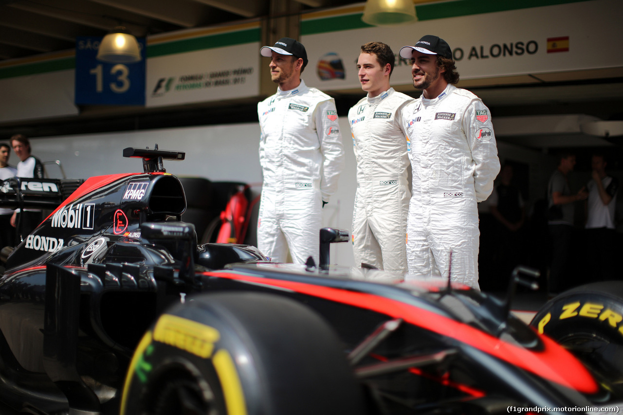 GP BRASILE, 12.11.2015 - Mclarem team photograph, Jenson Button (GBR)  McLaren Honda MP4-30, Stoffel Vandoorne (BEL) Third driver, Mclaren Honda e Fernando Alonso (ESP) McLaren Honda MP4-30