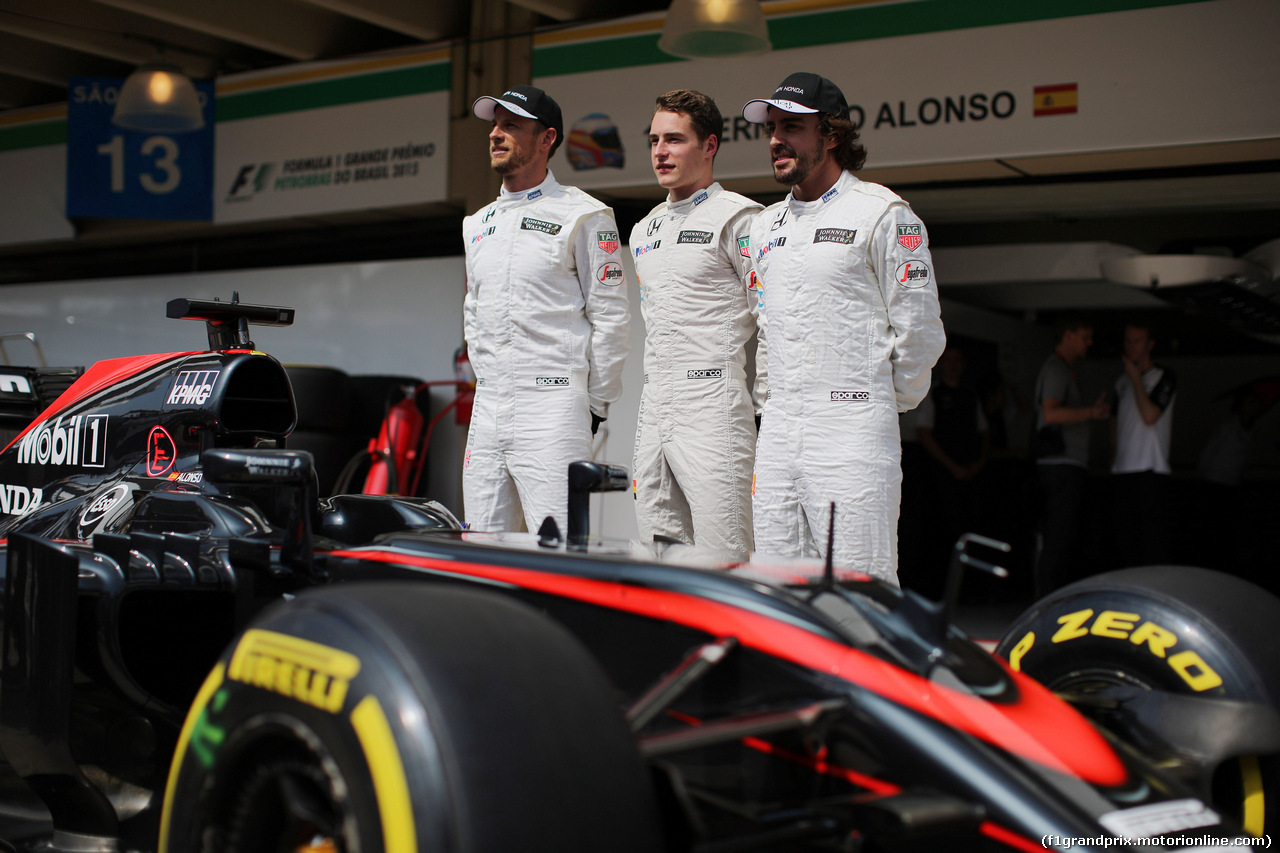 GP BRASILE, 12.11.2015 - Mclarem team photograph, Jenson Button (GBR)  McLaren Honda MP4-30, Stoffel Vandoorne (BEL) Third driver, Mclaren Honda e Fernando Alonso (ESP) McLaren Honda MP4-30