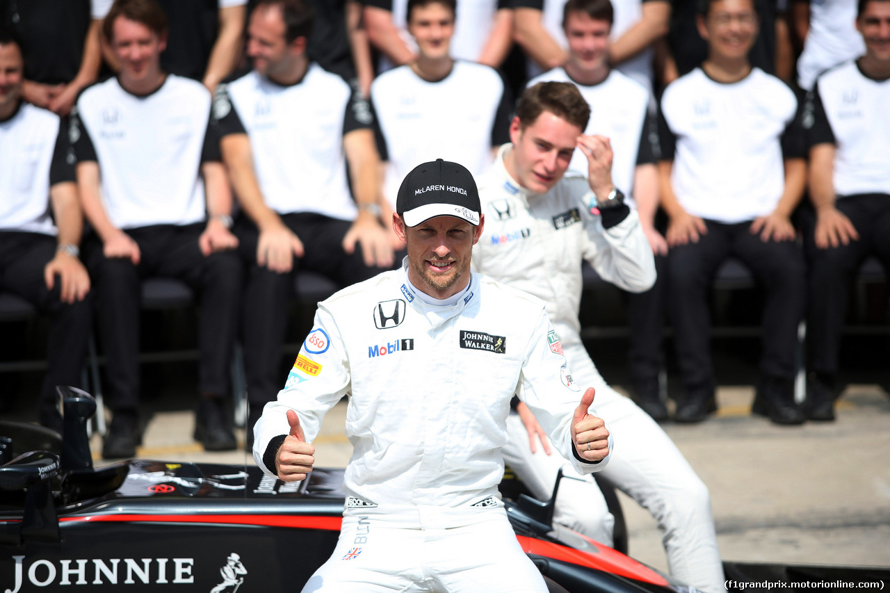 GP BRASILE, 12.11.2015 - Mclarem team photograph, Jenson Button (GBR)  McLaren Honda MP4-30