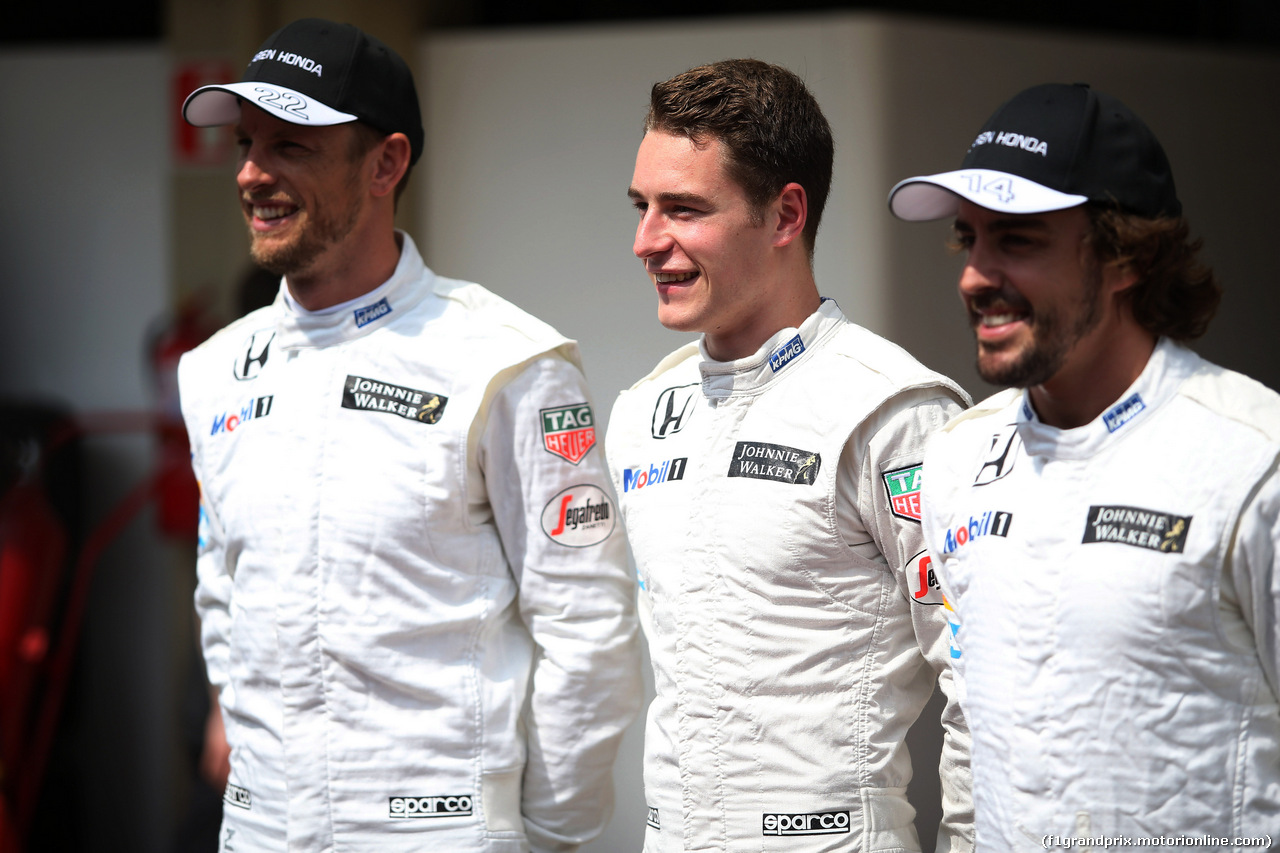 GP BRASILE, 12.11.2015 - Mclarem team photograph, Jenson Button (GBR)  McLaren Honda MP4-30, Stoffel Vandoorne (BEL) Third driver, Mclaren Honda e Fernando Alonso (ESP) McLaren Honda MP4-30