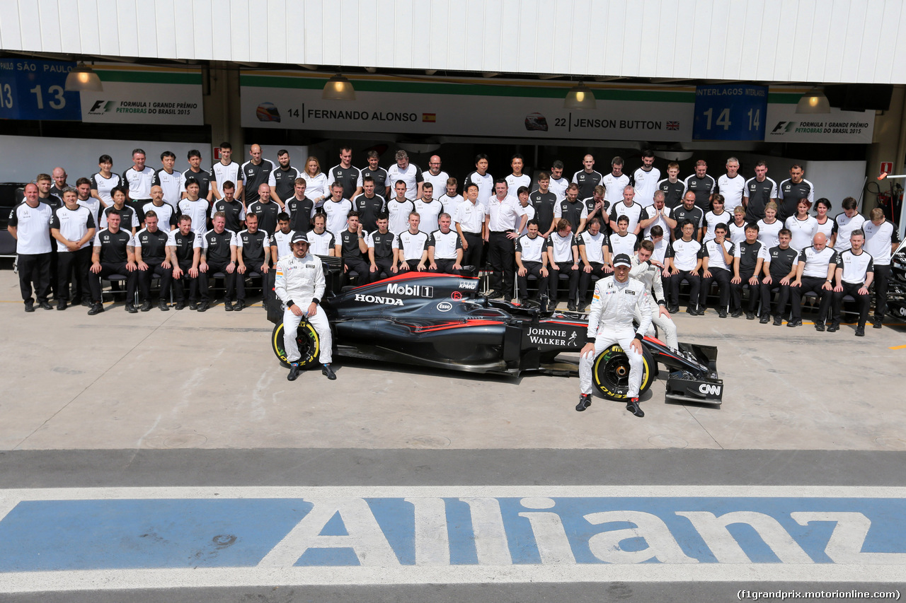 GP BRASILE, 12.11.2015 - Mclarem team photograph, Fernando Alonso (ESP) McLaren Honda MP4-30 e Jenson Button (GBR)  McLaren Honda MP4-30.