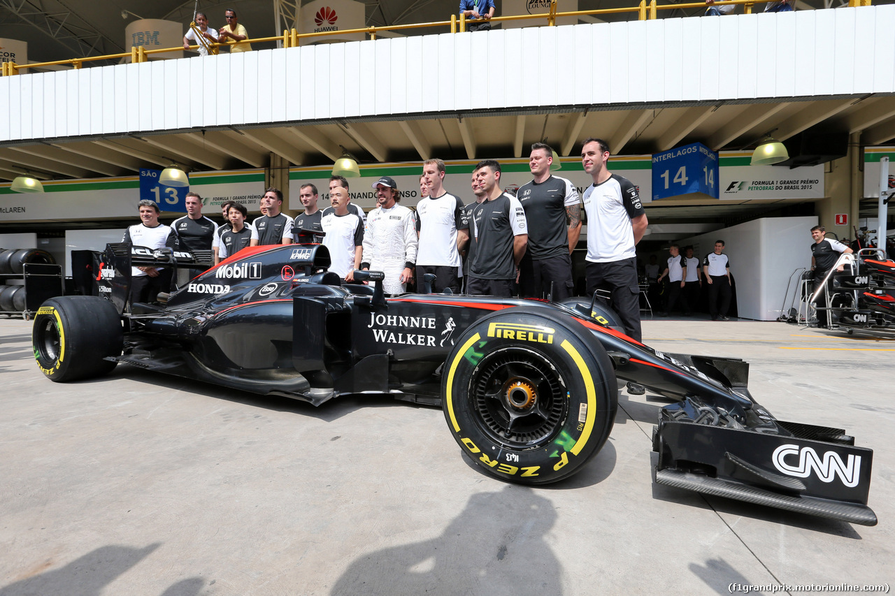 GP BRASILE, 12.11.2015 - Mclarem team photograph, Fernando Alonso (ESP) McLaren Honda MP4-30