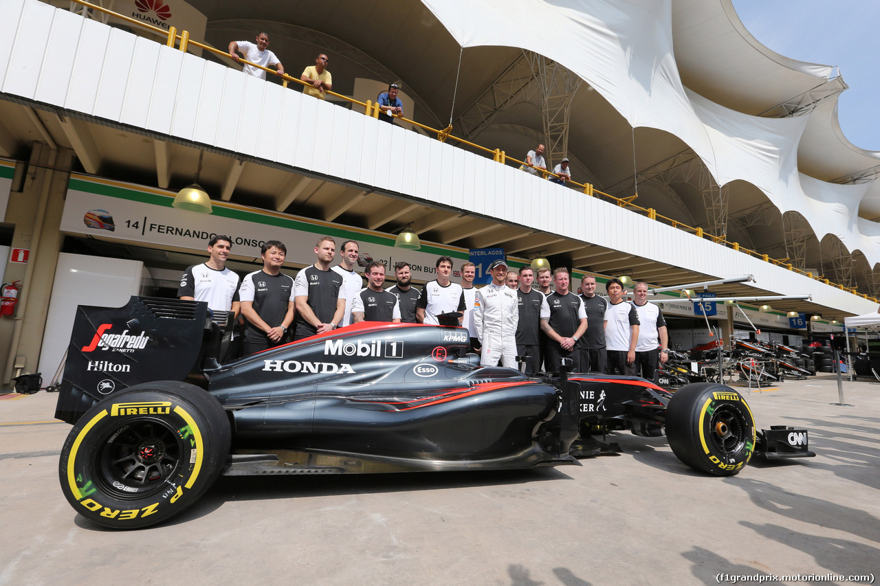 GP BRASILE, 12.11.2015 - Mclarem team photograph, Jenson Button (GBR)  McLaren Honda MP4-30.