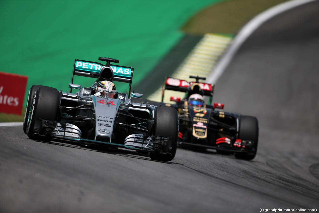 GP BRASILE, 14.11.2015 - Prove Libere 3, Lewis Hamilton (GBR) Mercedes AMG F1 W06 e Romain Grosjean (FRA) Lotus F1 Team E23