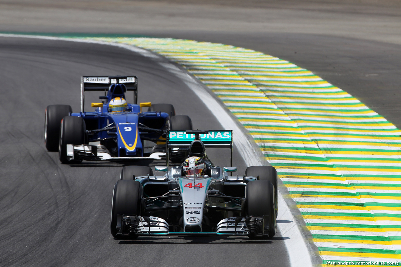 GP BRASILE, 14.11.2015 - Prove Libere 3, Lewis Hamilton (GBR) Mercedes AMG F1 W06 e Marcus Ericsson (SUE) Sauber C34