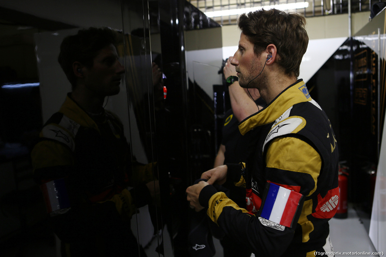 GP BRASILE, 14.11.2015 - Prove Libere 3, Romain Grosjean (FRA) Lotus F1 Team E23 wears a Tricolore as a mark of respect to the victmsof the Paris terrorist attacks.