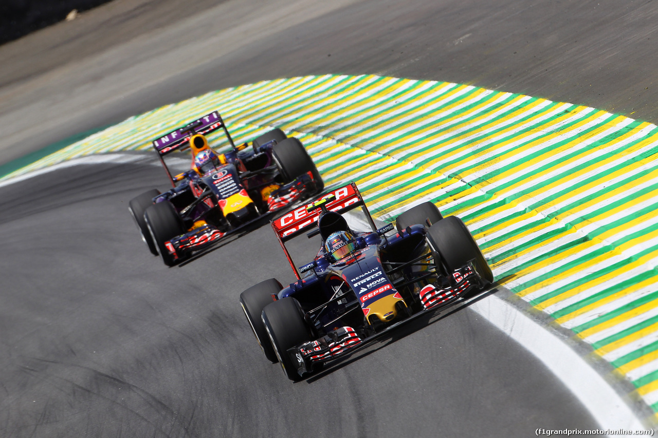 GP BRASILE, 14.11.2015 - Prove Libere 3, Carlos Sainz Jr (ESP) Scuderia Toro Rosso STR10 davanti a Daniel Ricciardo (AUS) Red Bull Racing RB11